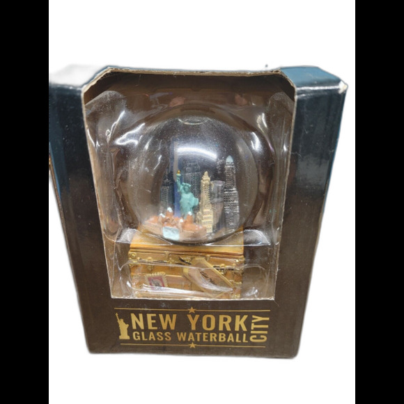 Glass Waterball Snow Globe of New York SkyLine BRAND NEW - Picture 1 of 7